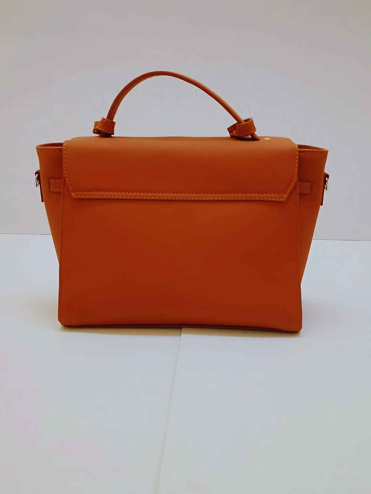 Timeless Elegance – Classic Cow Leather Handbag for Women